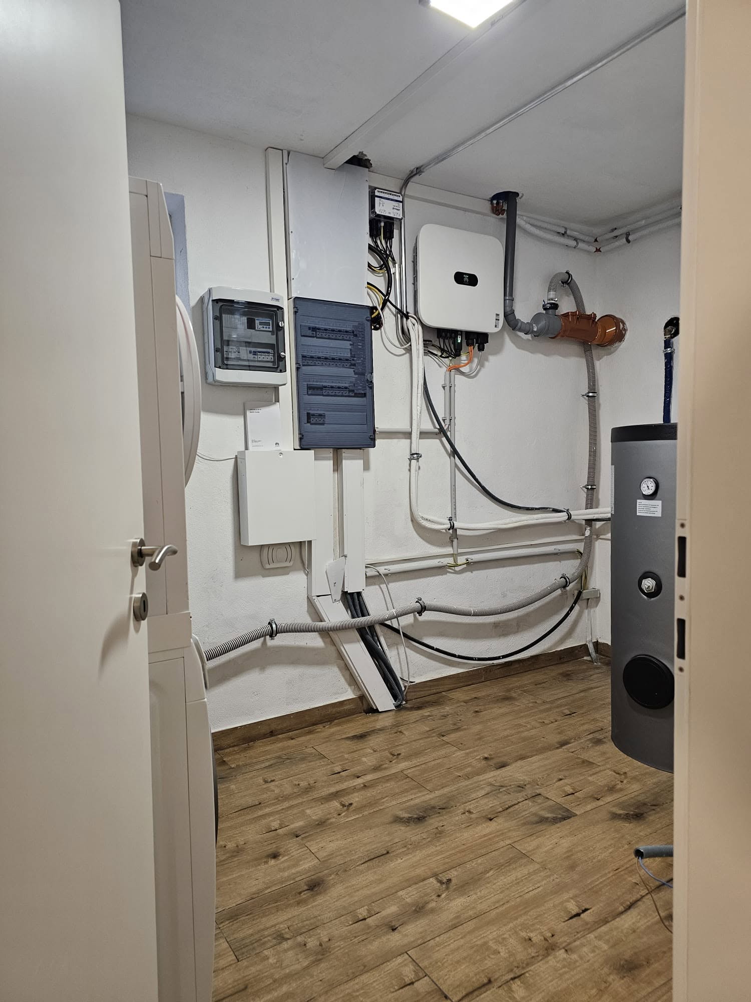 Technikraum – PV & Wechselrichter – Referenzprojekt von ALECTRA Elektrotechnik